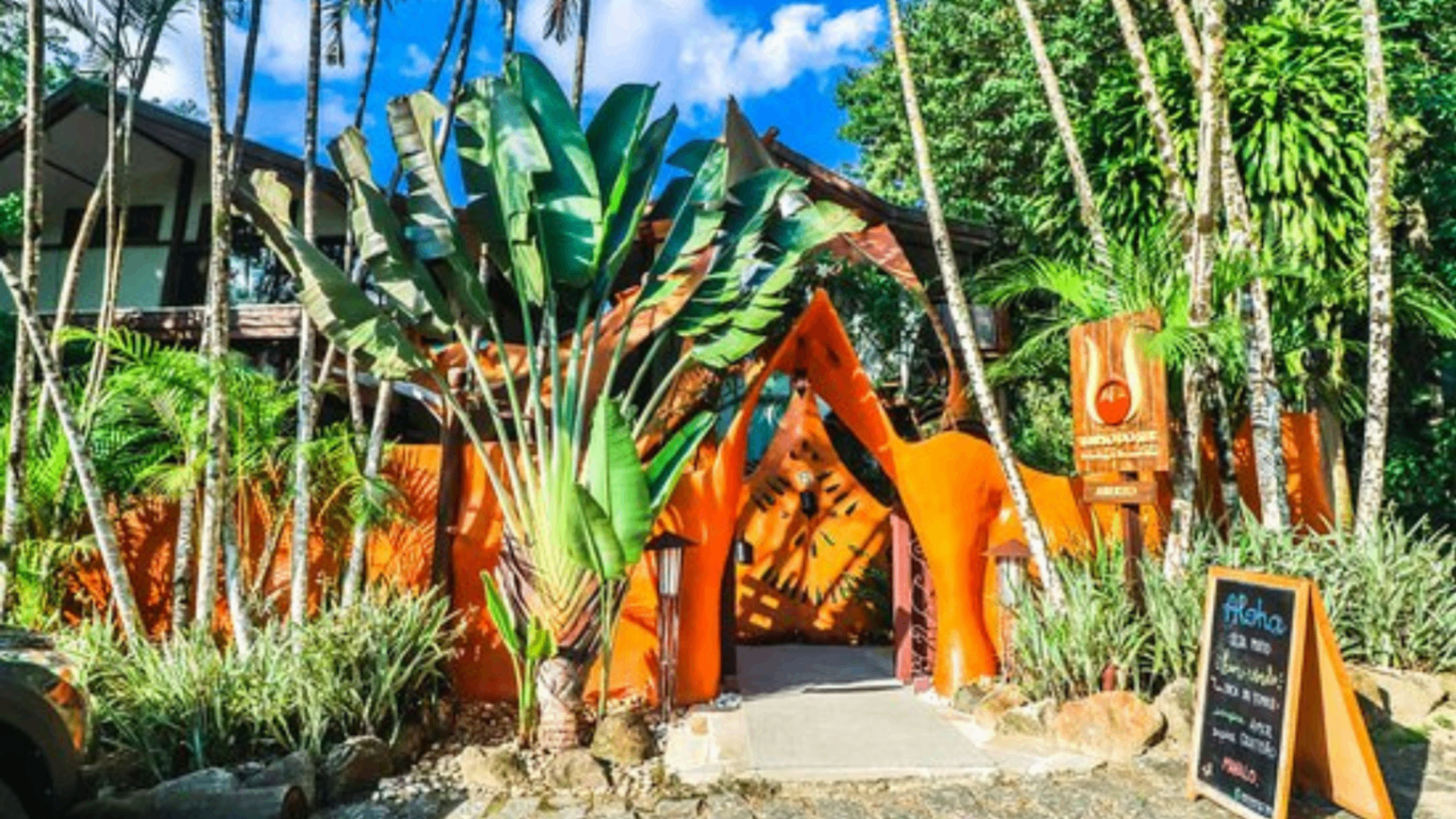 Entrada do Templo do Ser cercada por vegetação