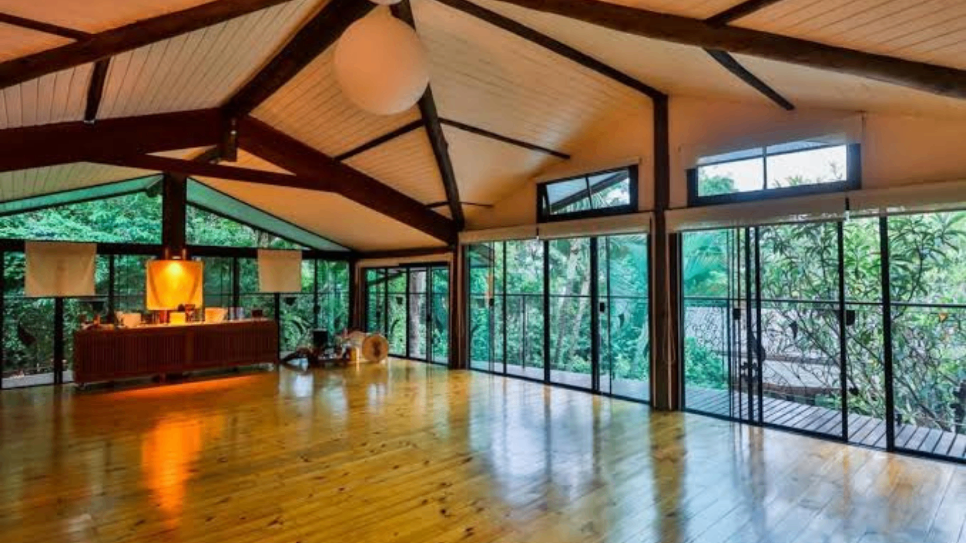 Salão amplo de práticas com vista para a natureza